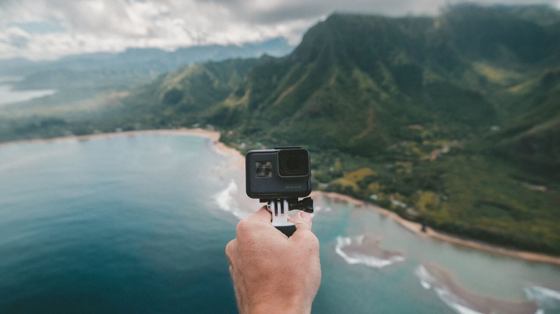 Una persona con una GoPro, una cámara de acción compacta para capturar aventuras.
